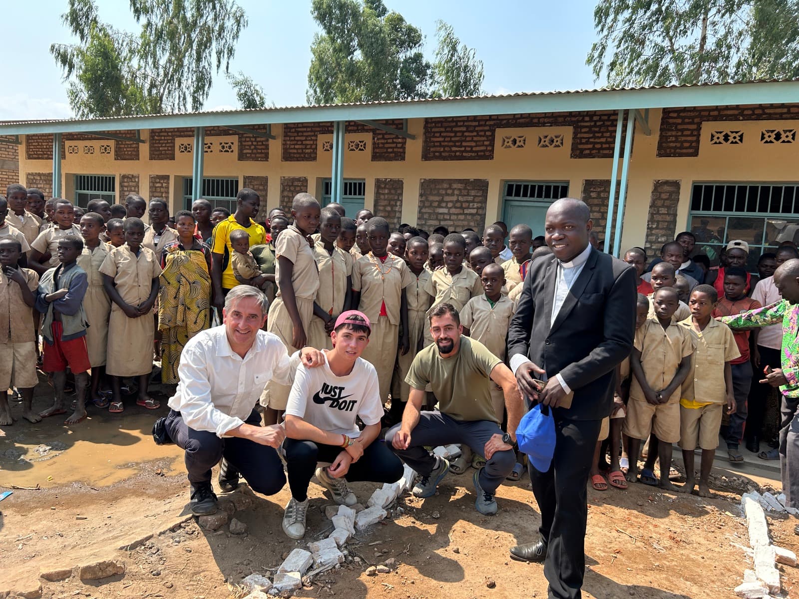 Escuela rehabilitada de Bugongo con los niños delante