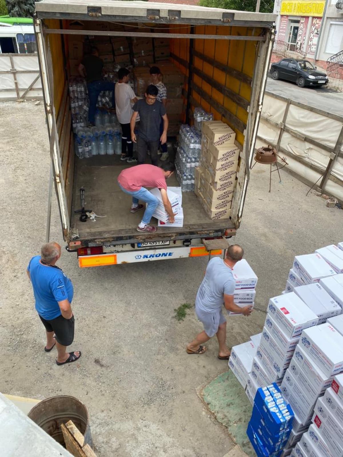 Voluntarios descargando un camión de ayuda humanitaria