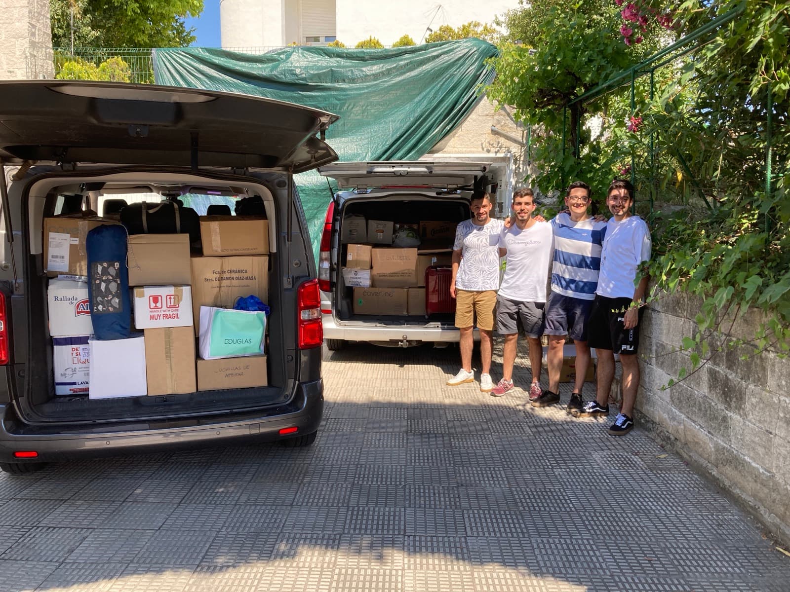 Furgonetas cargadas con ayuda para Ucrania