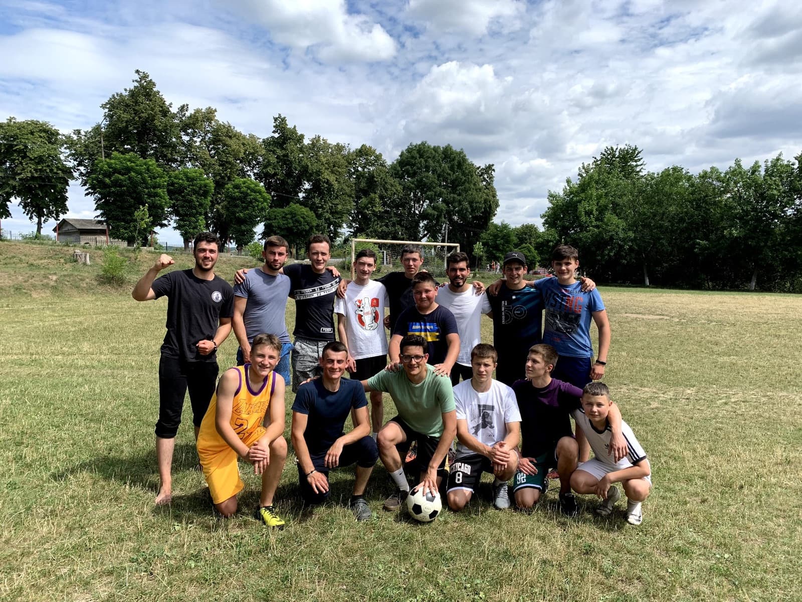 Voluntarios y jóvenes jugando al fútbol